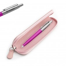 Dovanų rinkinys: „Parker Jotter Magenta“ tušinukas su rožiniu dėklu ir graviūra su graviravimu Dovanų rinkinys: „Parker Jotter Magenta“ tušinukas su rožiniu dėklu ir graviūra su graviravimu